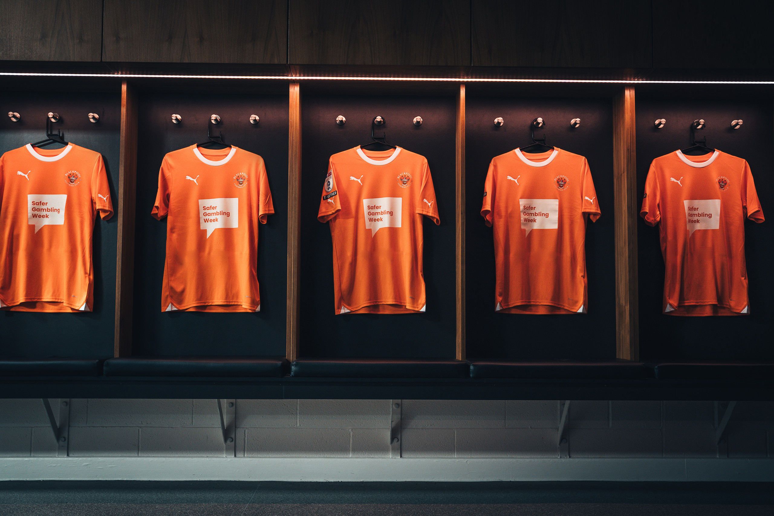 Blackpool FC features Safer Gambling logos on team shirts in collaboration with LeoVegas